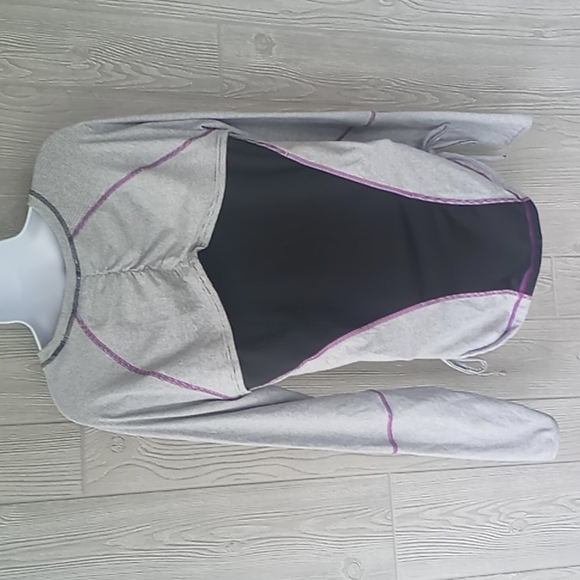 Lucy Tech" pull over athletic long sleeve / thumb hole - Picture 3 of 9